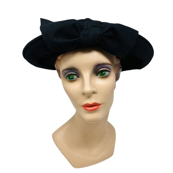 Vintage 1940s Black Wool Round Bow Hat With Arrow Brooch Details main image 4